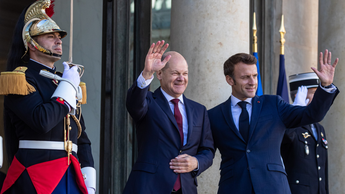 Emmanuel Macron francia elnök (j) fogadja Olaf Scholz német kancellárt a párizsi államfői rezidencián, az Elysée-palotában 2022. október 26-án.