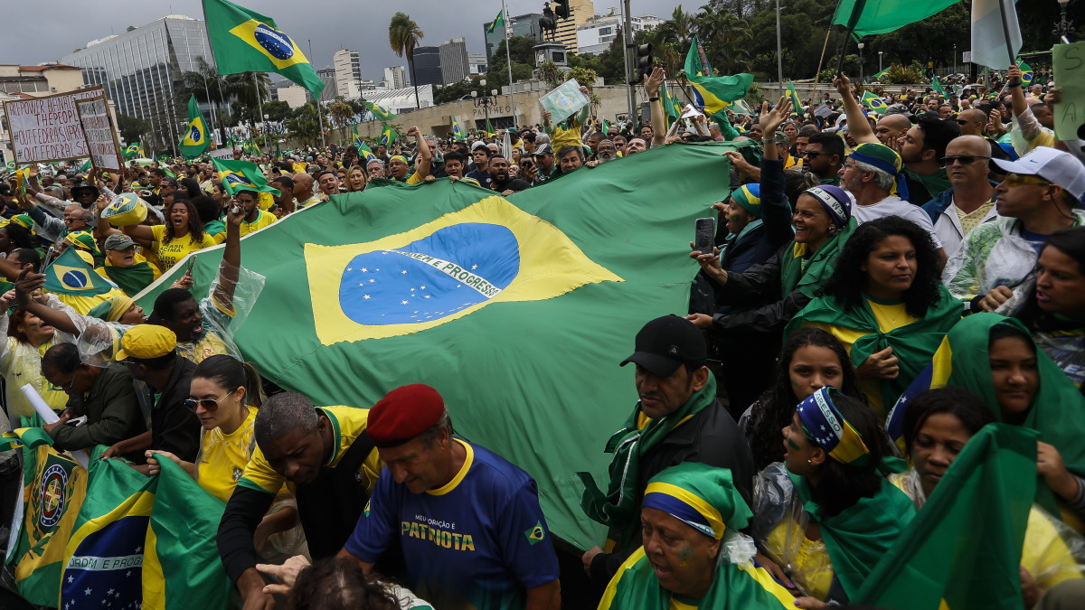 Jair Bolsonaro brazil elnök támogatói az államfő választási veresége miatt tiltakoznak Rio de Janeiróban 2022. november 2-án. Bolsonaróval szemben baloldali ellenfele, Luiz Inacio Lula da Silva győzött az elnökválasztás október 30-i második fordulójában.