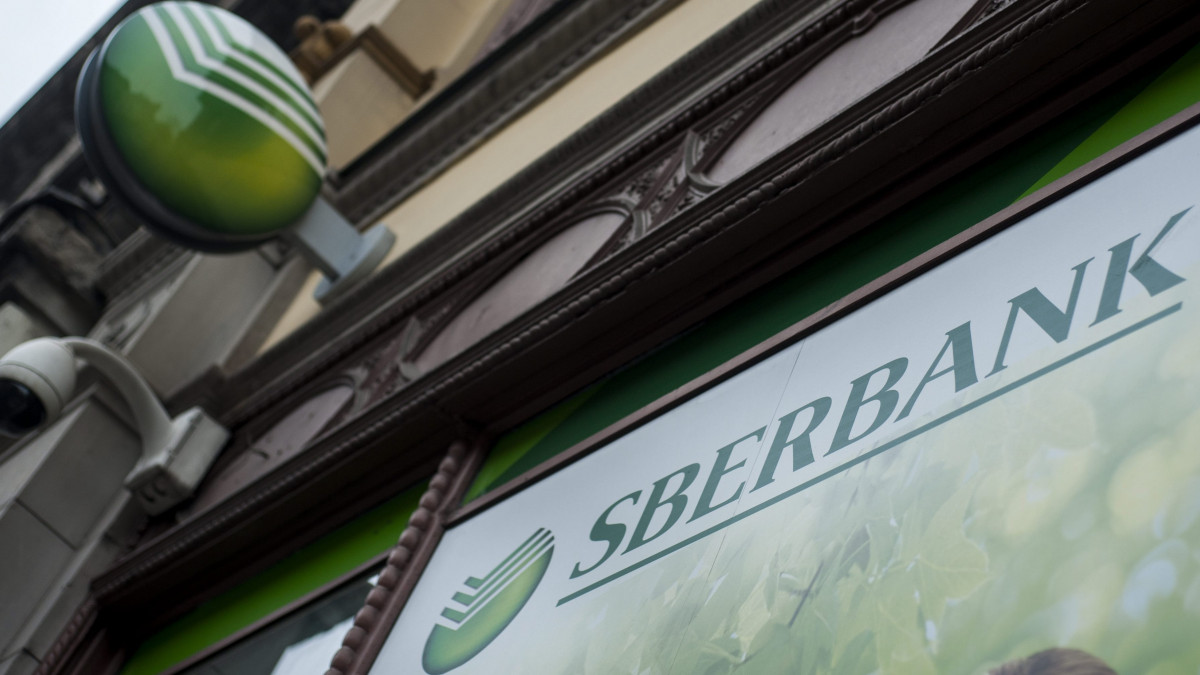 A Sberbank Rákóczi úti bankfiókja Budapesten 2015. december 8-án. A Sberbank optimalizálja fiókhálózatát, ezzel indokolta a pénzintézet, hogy a közeljövőben fiókösszevonásokat, ezzel együtt fiókbezárásokat hajt végre.