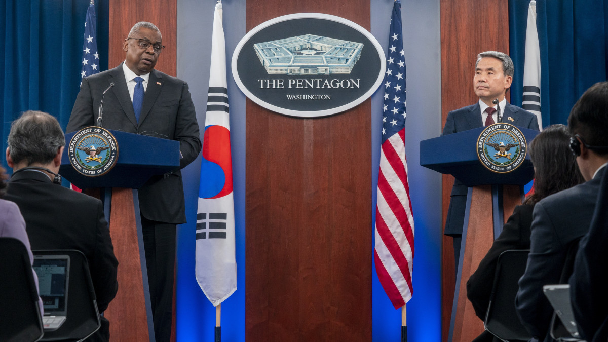 Lloyd Austin amerikai védelmi miniszter (b) és Li Dzsong Szup dél-koreai nemzetvédelmi miniszter sajtóértekezletet tart az amerikai védelmi minisztérium, a Pentagon arlingtoni épületében 2022. november 3-án.