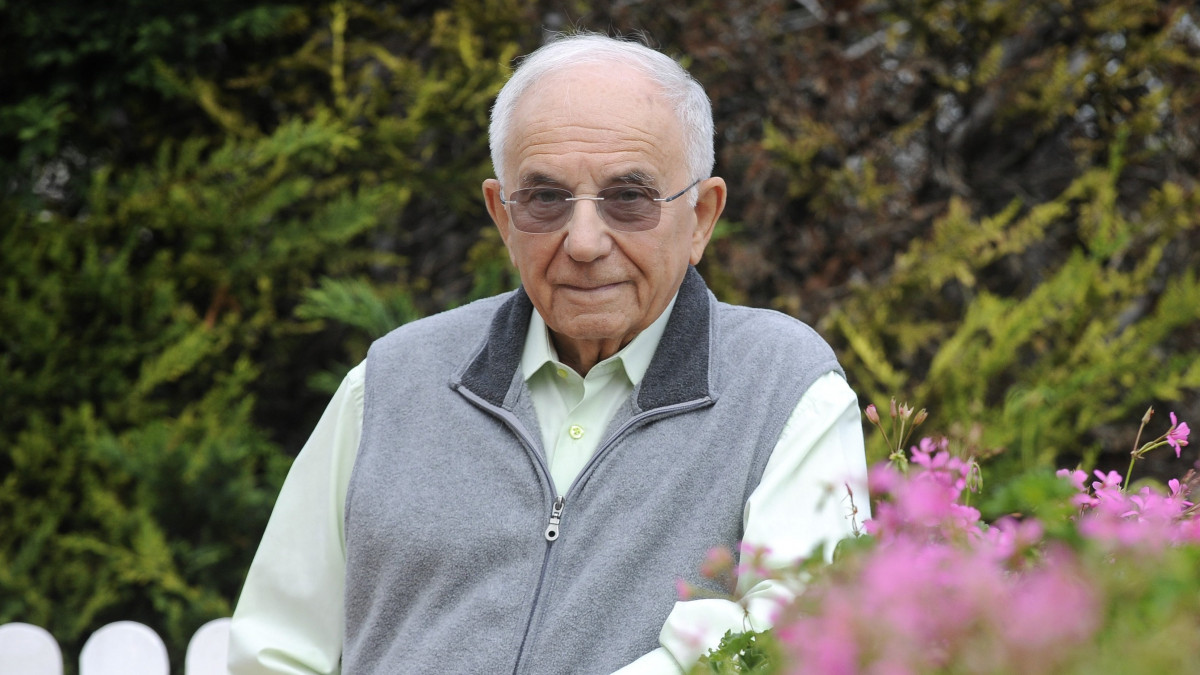Vitray Tamás Kossuth-díjas újságíró, főszerkesztő, riporter, kiváló művész gödi otthonában 2017. október 31-én, közelgő 85. születésnapja előtt.