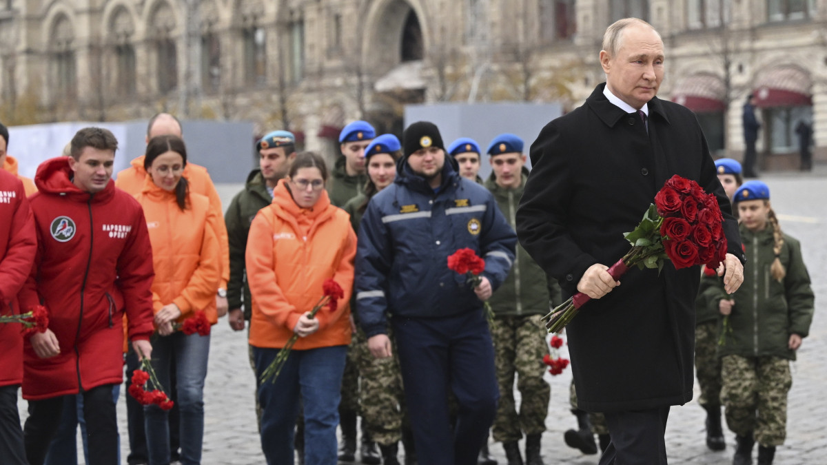 Vlagyimir Putyin orosz elnök (j) ifjúsági szervezetek tagjaival virágot tesz Kuzma Minyin és Dmitrij Pozsarszkij moszkvai emlékművére az orosz nemzeti egység napjának alkalmából tartott megemlékezésen 2022. november 4-én. A Minyin és Pozsarszkij vezette orosz népfelkelők 1612. november 4-én győzték le a Moszkvát megszálló lengyel erőket.