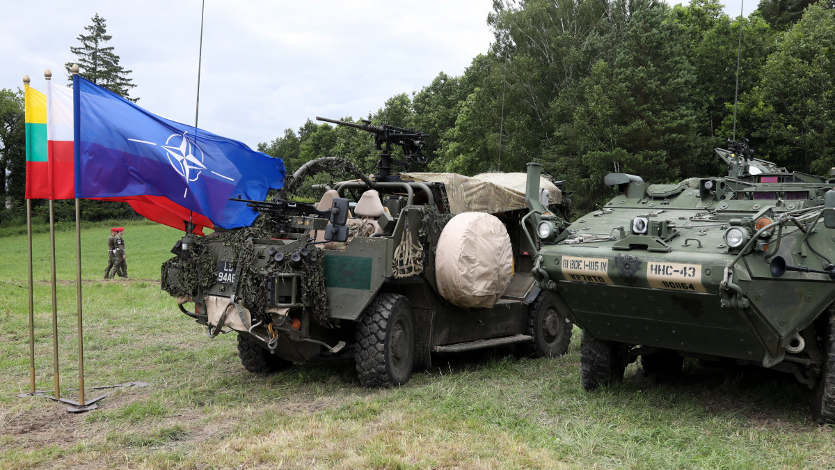 NATO-katonák páncélozott járművei Andrzej Duda lengyel és Gitanas Nauseda litván elnök látogatása alatt az északkelet-lengyelországi Szypliszki közelében 2022. július 7-én. Szypliszki a lengyel-litván határ vonalán, a Fehéroroszország és a balti-tengeri orosz exklávé, a Kalinyingrádi terület között húzódó, és emiatt nagy stratégiai jelentőségű úgynevezett Suwalki-folyosón fekszik.