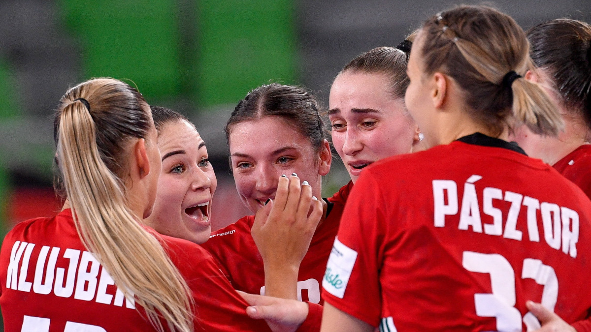 A magyar csapat ünnepel a női kézilabda Európa-bajnokság Magyarország - Svájc mérkőzésének végén a ljubljanai Stozice Arénában 2022. november 4-én. A magyar válogatott 33-28-ra legyőzte Svájcot.