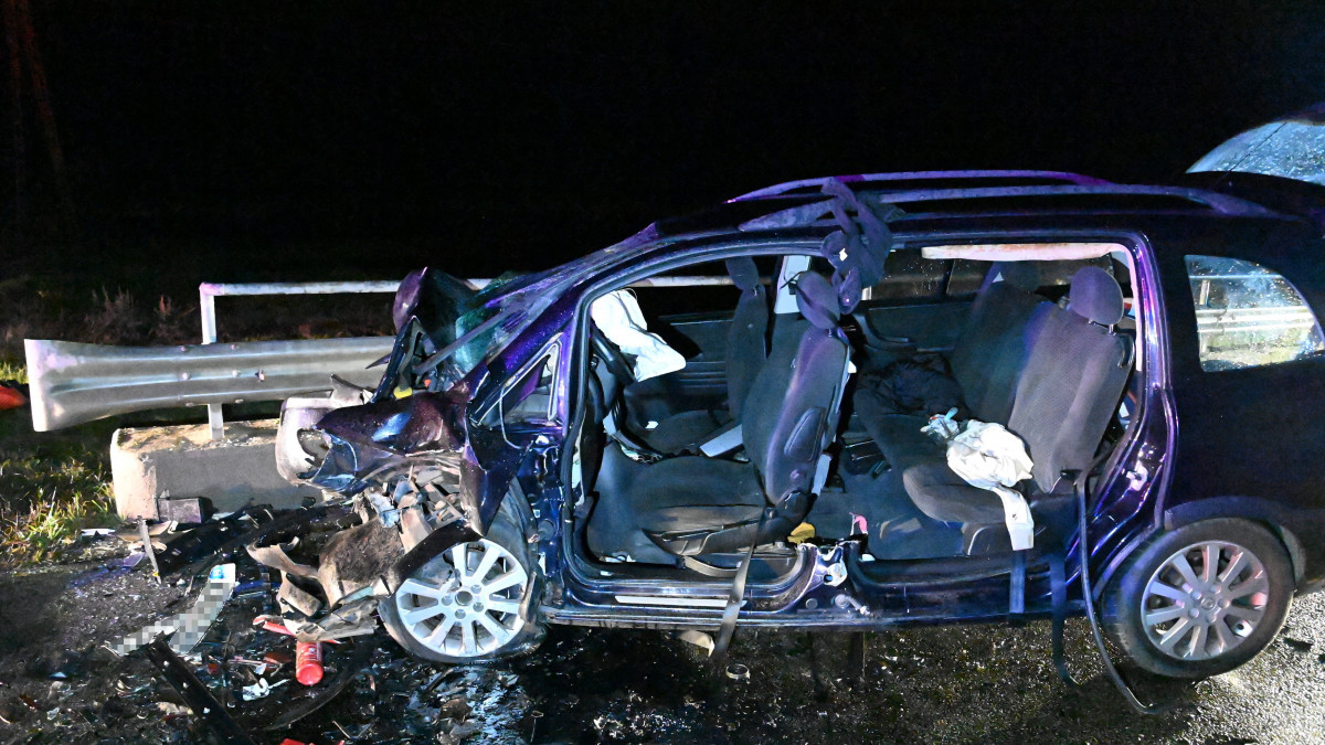 Összeroncsolódott személygépkocsi a Pest megyei Abony és Kőröstetétlen közötti úton, miután frontálisan ütközött egy másik autóval 2022. november 5-én. A balesetben egy 71 éves férfi és egy 9 éves kislány a helyszínen életét vesztette, többen megsérültek.