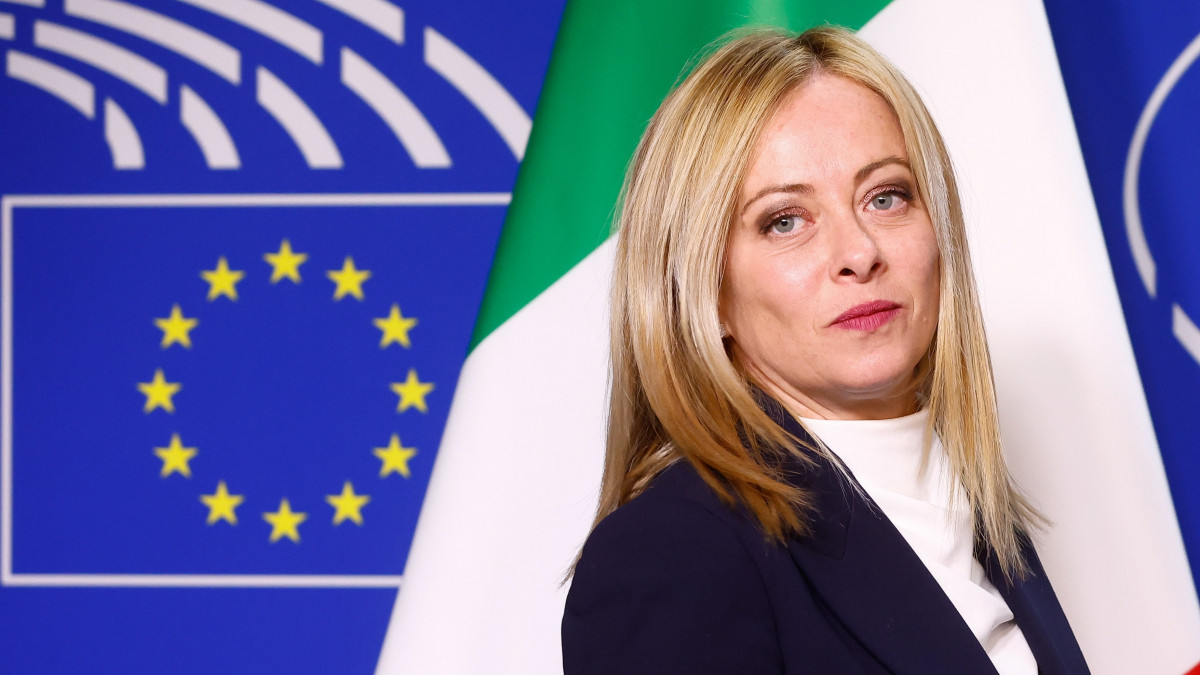 Giorgia Meloni olasz miniszterelnök az Európai Parlament brüsszeli épületébe érkezik 2022. november 3-án. Meloni az uniós intézmények vezetőivel találkozik ezen a napon.