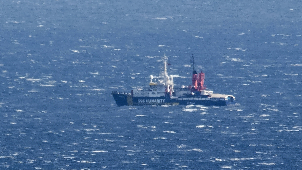 A német zászló alatt hajózó SOS Humanity1 migránsokkal a fedélzetén horgonyoz Szicília partjainál, Acireale kikötőváros közelében 2022. november 5-én. A hajó több mint egy hete vár kikötési engedélyre a dél-olaszországi partoknál, ahol már négy civilhajó várakozik: az SOS Humanity1-en kívül a francia SOS Méditerranée szervezet működtette, norvég felségjelzésű Ocean Viking és a szintén norvég Geo Barents, amelyet az Orvosok Határok Nélkül (MSF) tart fent, valamint a Mission Lifeline német nem kormányzati szervezet (NGO) Rise Above nevű hajója, amelyen lázadás tört ki. A négy hajón összesen több mint ezren tartózkodnak.