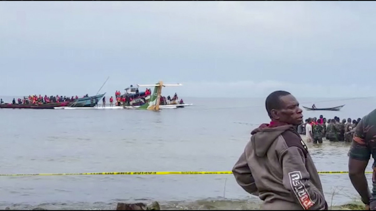 Mentőalakulatok tagjai a repülőgép-szerencsétlenség helyszínén 2022. november 6-án, miután a rossz időjárás miatt a tanzániai Viktória-tóba zuhant a Precision Air légitársaság egyik utasszállító gépe nem sokkal a leszállás előtt az északnyugati Bukoba városában. A kelet-afrikai ország gazdasági fővárosából, Dar es Salaamból a tóparti Bukobába tartó járaton mintegy 49 ember tartózkodott.