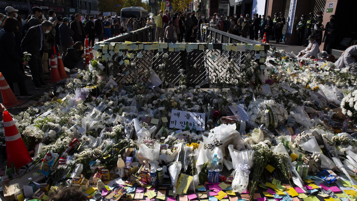 Az áldozatok emlékére elhelyezett virágok a halálos tülekedés helyszínén, Szöulban 2022. november 2-án. Szöul belvárosában október 29-én éjjel mintegy százezer ember ünnepelte a halloweent, amikor a tömegben lökdösődés tört ki. Egy szűk utcába betódulva az emberek a tolongásban agyontaposták egymást. A tragédiának több mint 150 halálos áldozata van, köztük több mint 20 külföldi állampolgár.