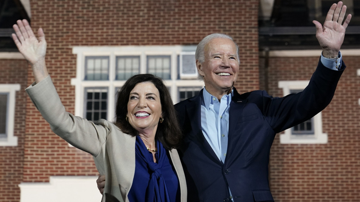 Joe Biden amerikai elnök (b) Kathy Hochul New York-i kormányzó választási kampányrendezvényén Yonkersben 2022. november 6-án. A félidős kongresszusi és helyi választásokat november 8-án tartják az Egyesült Államokban.