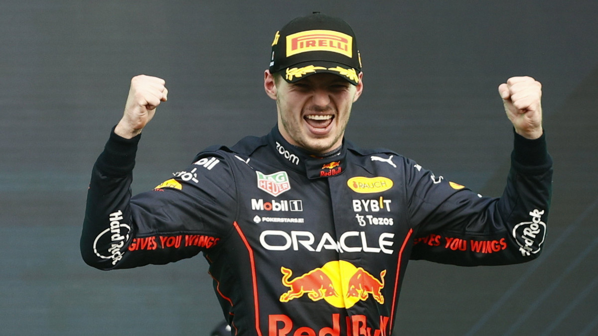Max Verstappen, a Red Bull holland címvédője a pódiumon, miután győzött a Forma-1-es autós gyorsasági világbajnokság Mexikói Nagydíján a mexikóvárosi Hermanos Rodríguez versenypályán 2022. október 30-án.