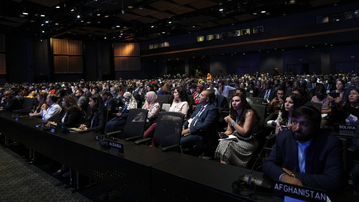 Résztvevők az ülésteremben az ENSZ 27. nemzetközi éghajlatváltozási konferenciájának (COP27) megnyitóján az egyiptomi Sarm-es-Sejkben 2022. november 6-án.