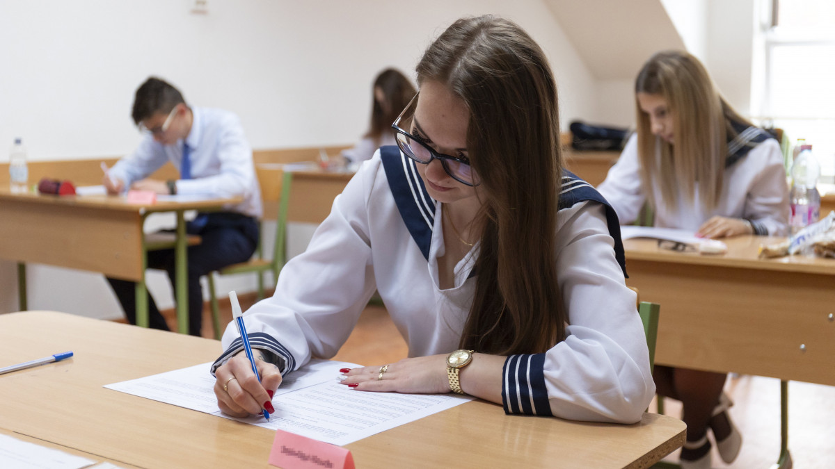 Diákok a középszintű német írásbeli érettségi vizsgán a Nagykanizsai Zsigmondy Vilmos Szakképző Iskolában 2022. május 6-án.