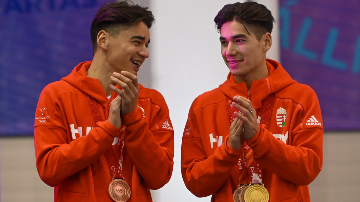 Liu Shaolin Sándor (b) és Liu Shaoang, a magyar rövidpályás gyorskorcsolya-válogatott tagjai a budapesti Gyakorló Jégcsarnokban, miután hazaérkeztek a pekingi téli olimpiáról 2022. február 18-án.