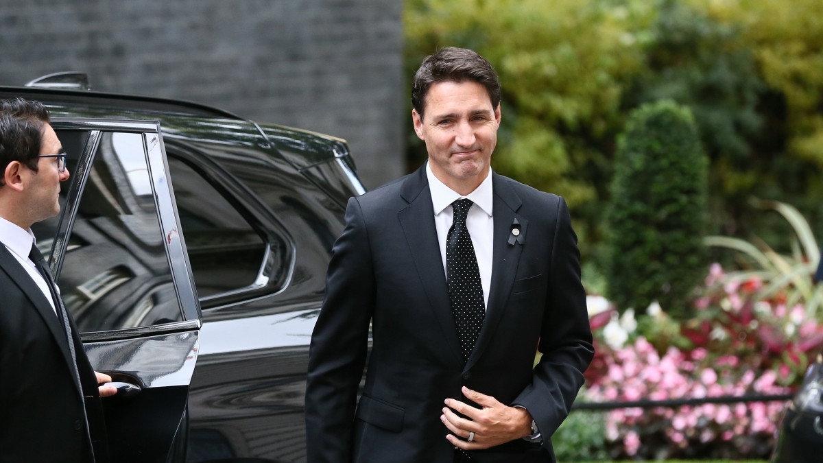 Justin Trudeau kanadai kormányfő a londoni kormányfői rezidenciához, a Downing Street 10-hez érkezik, ahol megbeszélést folytat Liz Truss brit miniszterelnökkel 2022. szeptermber 18-án.