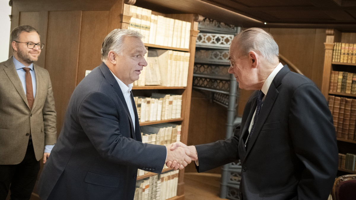 A Miniszterelnöki Sajtóiroda által közreadott képen Orbán Viktor miniszterelnök (k) fogadja John Mearsheimer világhírű amerikai politológus professzort (j) a Karmelita kolostorban 2022. november 8-án. Balról Orbán Balázs, a miniszterelnök politikai igazgatója.