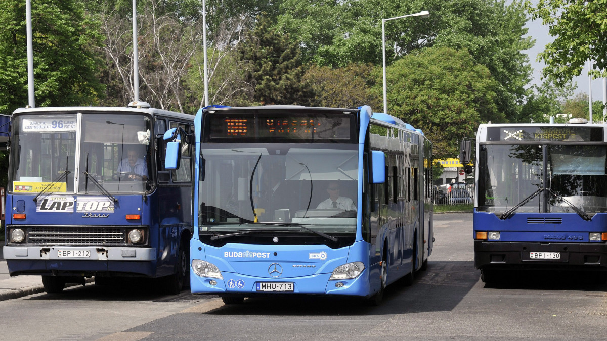 Egy új Mercedes Citaro autóbusz (középen) indul el a 196-os vonalán az újpalotai végállomásról 2013. május 1-jén. Balról egy Ikarus 260, jobbról egy Ikarus 435 típusú autóbusz.