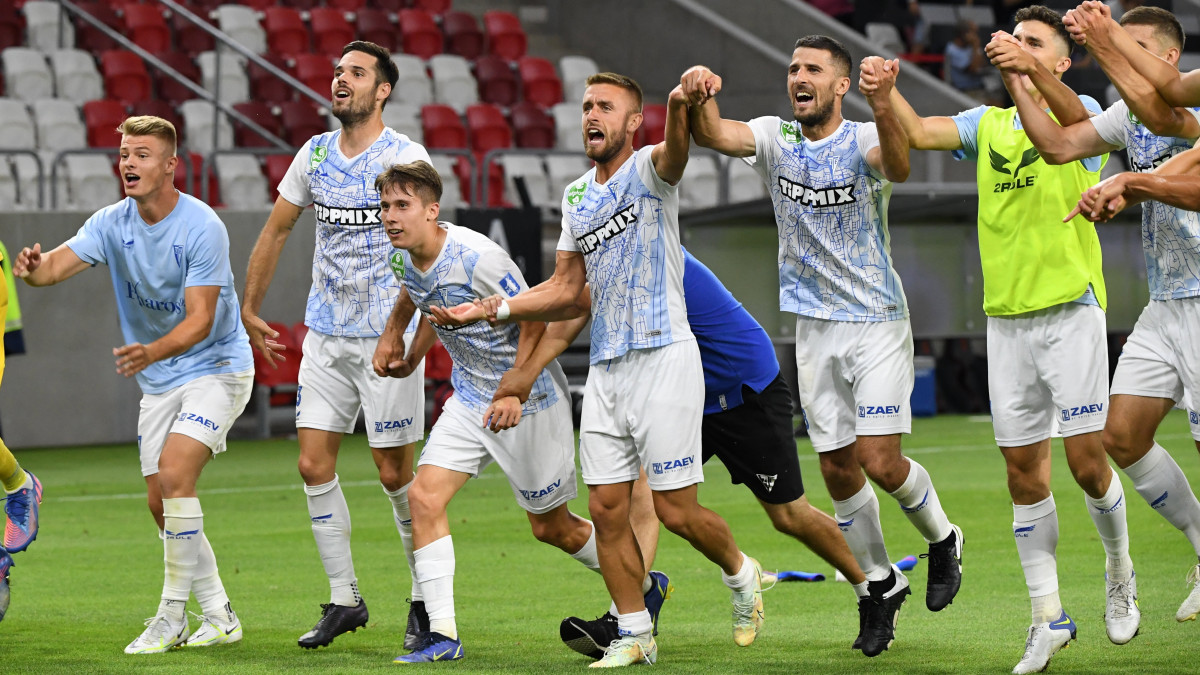 A zalaegerszegi játékosok ünnepelnek a labdarúgó OTP Bank Liga első fordulójában játszott Budapest Honvéd - ZTE FC nyitómérkőzés után a Bozsik Arénában 2022. július 29-én. A Zalaegerszeg 1-0-ra győzött.