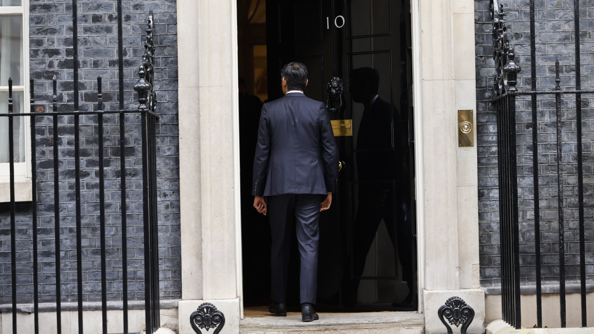 Rishi Sunak új brit miniszterelnök belép a londoni kormányfői rezidencia, a Downing Street 10. ajtaján 2022. október 25-én. Rishi Sunakot, brit Konzervatív Párt új vezetőjét III. Károly király hivatalosan megbízta a kormányalakítással ezen a napon.