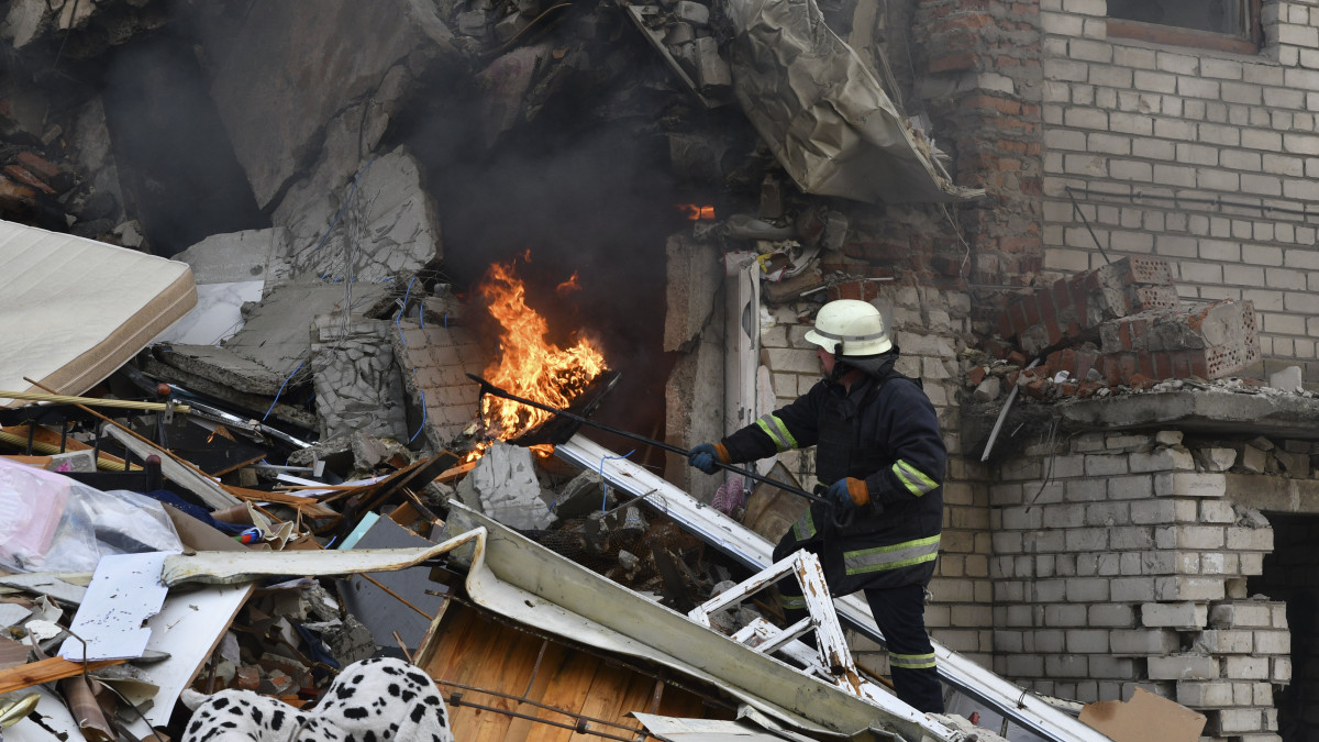 Orosz tüzérségi támadásban súlyosan megrongálódott lakóháznál tűzoltó a kelet-ukrajnai Donyecki területen fekvő, az oroszoktól a közelmúltban visszafoglalt városban, Limanban 2022. november 7-én.