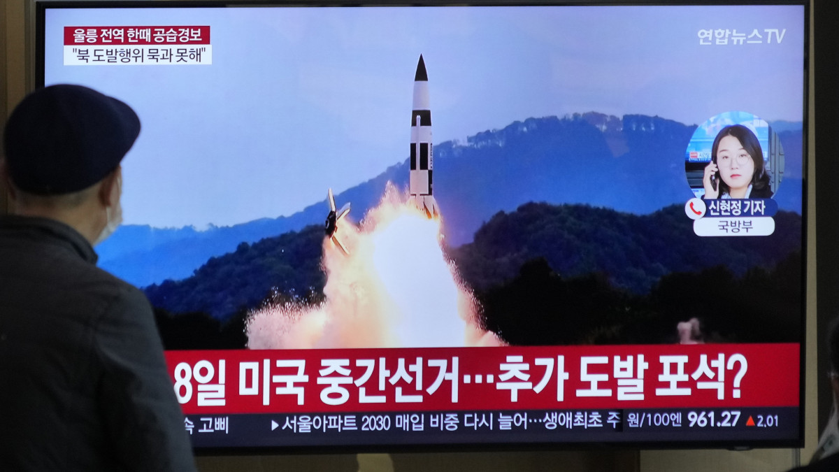 Észak-koreai rakétakilövésről szóló korábbi híradást néznek emberek a szöuli főpályaudvaron 2022. november 2-án. Észak-koreai rakéták sorozata miatt ezen a napon légiriadót rendeltek el egy dél-koreai szigeten, a lakosokat földalatti óvóhelyekre menekítették, a rakéták közül legalább egy a két ország közötti tengeri határ közelében csapódott be.