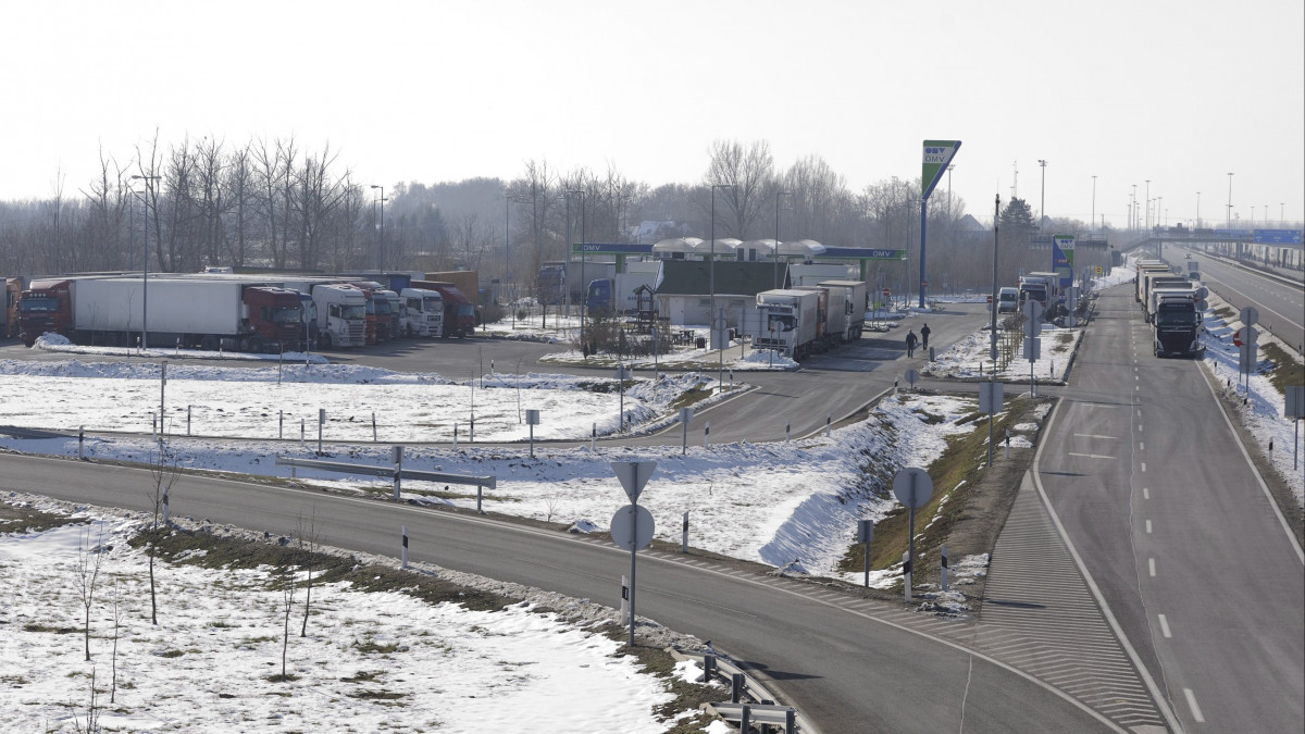 Várakozó kamionok az M5-ös autópályán a röszkei határátkelőhely közelében 2014. február 4-én, miután a szerb határrendőrség engedélyezte a tehergépjárművek belépését Szerbiába. A rossz útviszonyok és a rendkívüli időjárás miatt a szerb hatóságok öt nappal korábban, 2014. január 31-én korlátozták a kamionforgalmat.