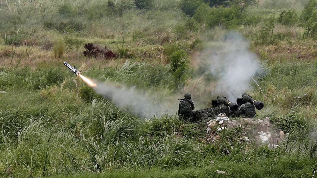 A tajvani hadsereg tüzérei egy FGM148 Javelin típusú, vállról indítható páncéltörő rakétát lőnek ki a 36. alkalommal tartott évenkénti Kínai Dicsőség (Han Kuang) fedőnevű tajvani hadgyakorlaton Taicsung városnál 2020. július 16-án.