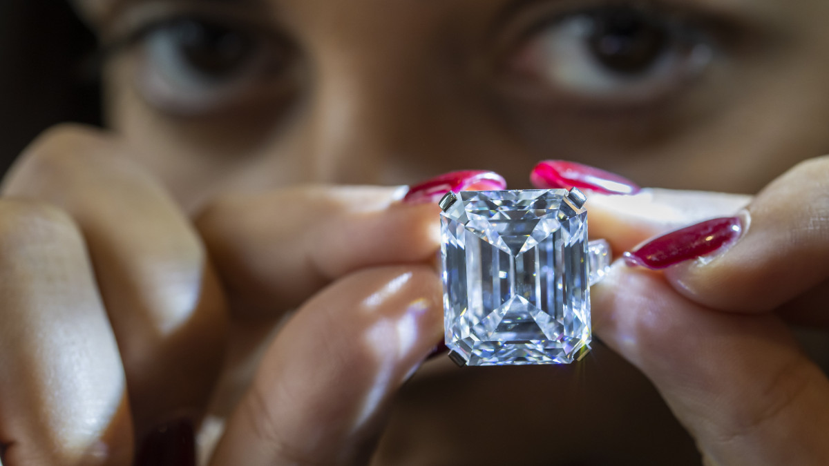 A Sothebys aukciós ház egyik alkalmazottja bemutat egy különleges gyémántot a genfi kiállítóteremben 2022. november 3-án. A drágakövet november 9-én bocsátják árverésre Genfben. A várakozások szerint a gyémánt leütési ára 2,3 és 3,3 millió svájci frank (kb. 946 millió és 1,358 milliárd forint közötti összeg) lesz.