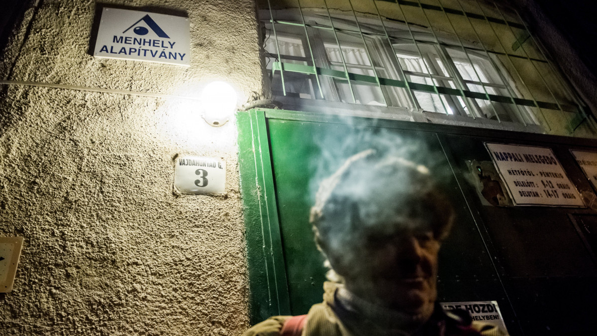 Egy férfi várakozik az otthontalanokat segítő Menhely Alapítvány Vajdahunyad utcai nappali melegedője és éjjeli menedékhelye előtt Budapesten 2017. január 8-án.