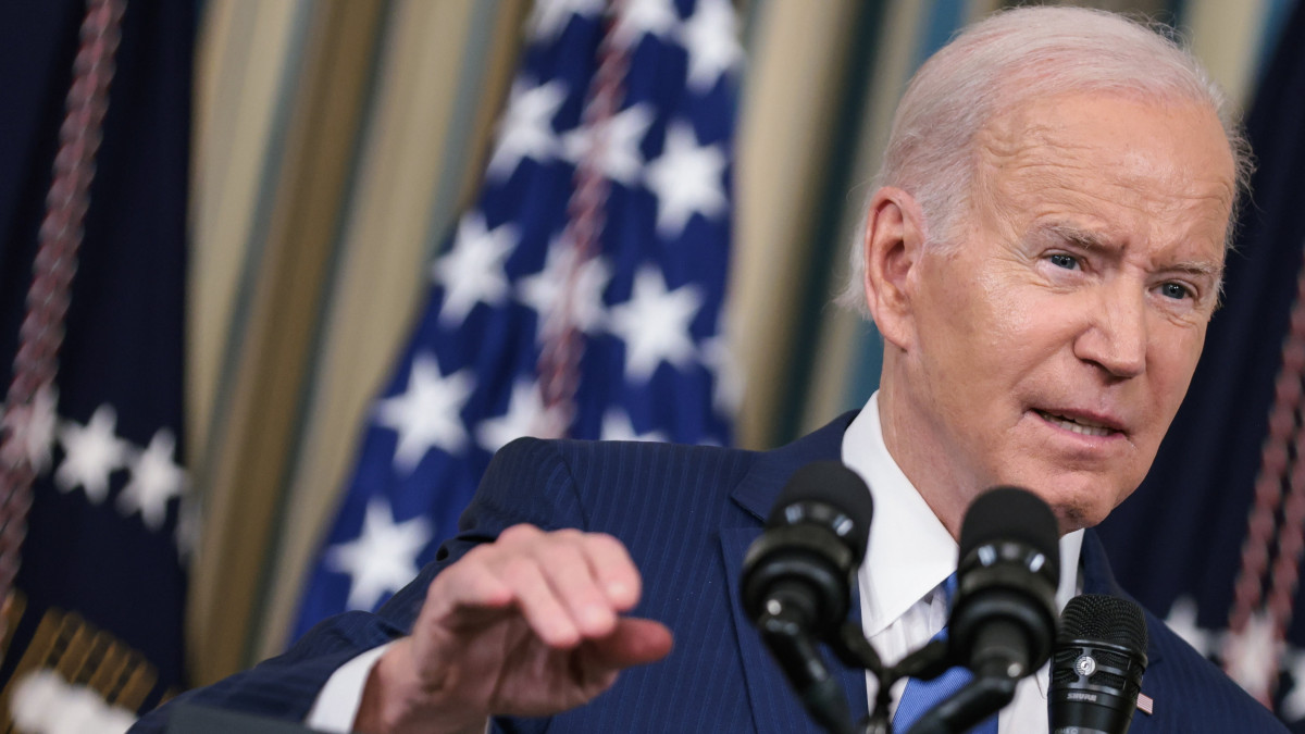 Joe Biden amerikai elnök a félidős választások fejleményeit értékelő sajtótájékoztatóján a washingtoni Fehér Házban 2022. november 9-én.
