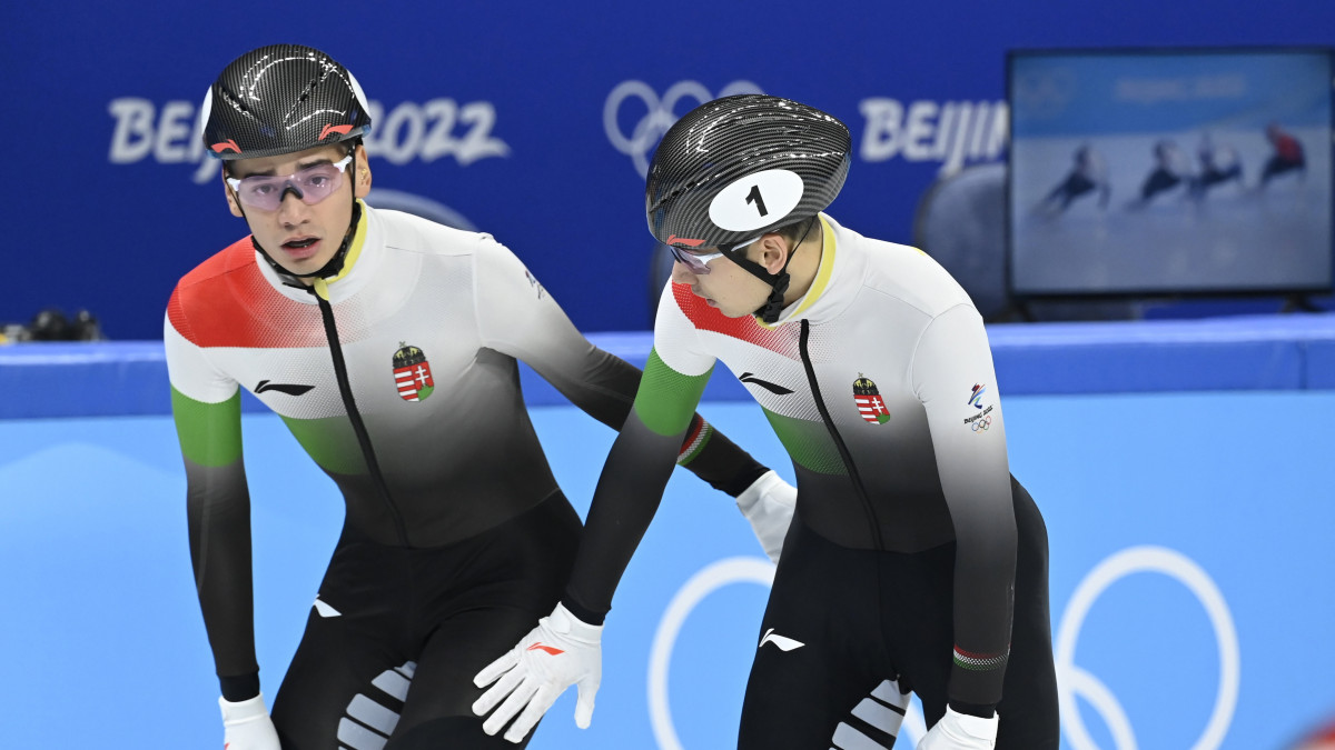 Liu Shaolin Sándor (b) és Liu Shaoang a férfi rövidpályás gyorskorcsolyázók 1000 méteres versenyének középdöntője után a Fővárosi Fedett Stadionban a pekingi téli olimpián 2022. február 7-én.