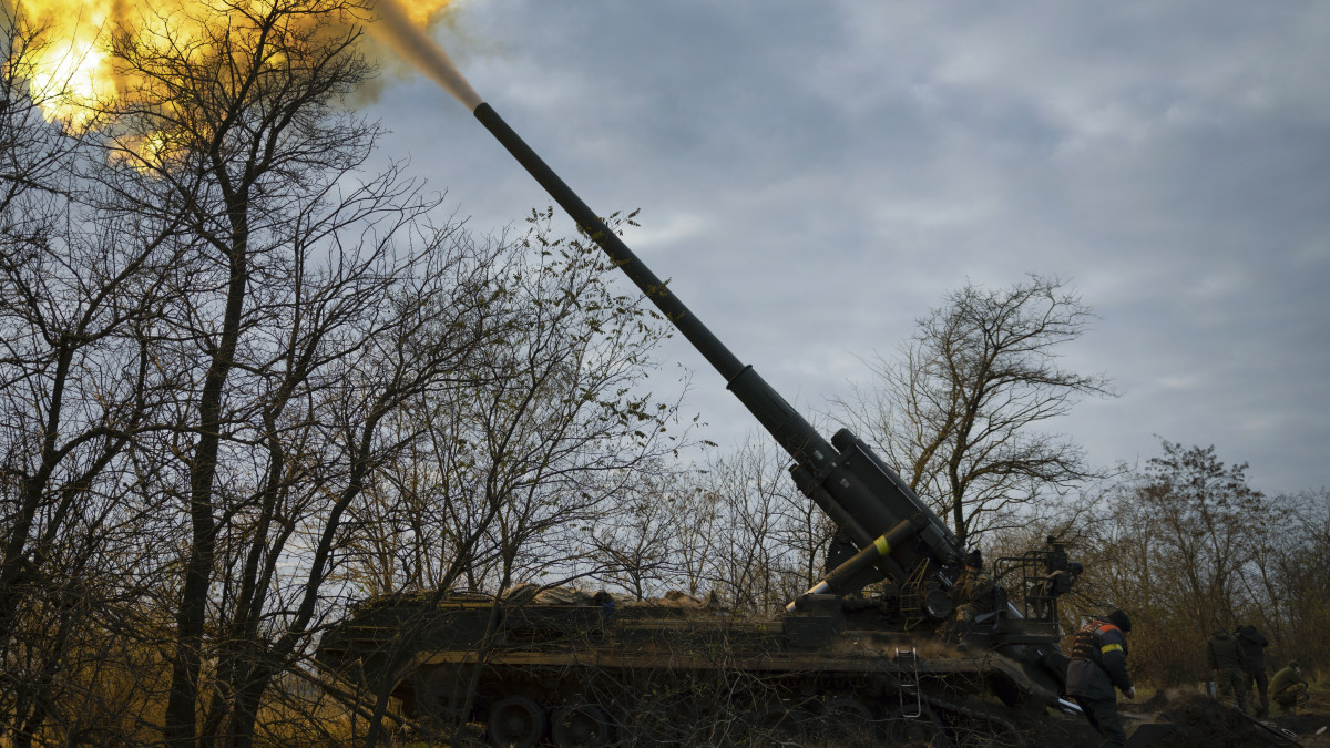 Ukrán katonák egy 203 milliméteres Pion önjáró löveggel támadják az orosz állásokat a dél-ukrajnai Herszon térségében 2022. november 9-én.