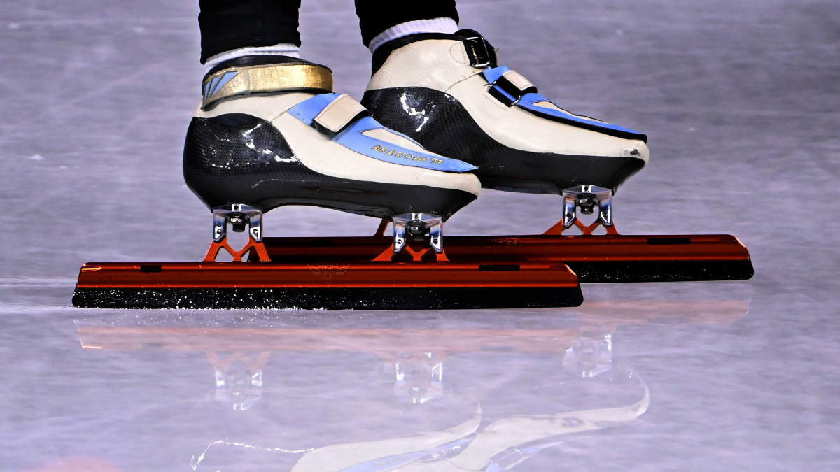 Liu Shaoang korcsolyája a magyar rövidpályás gyorskorcsolya-válogatott edzésén a pekingi téli olimpián, a megnyitóünnepség előtti napon a Fővárosi Fedett Stadionban 2022. február 3-án.