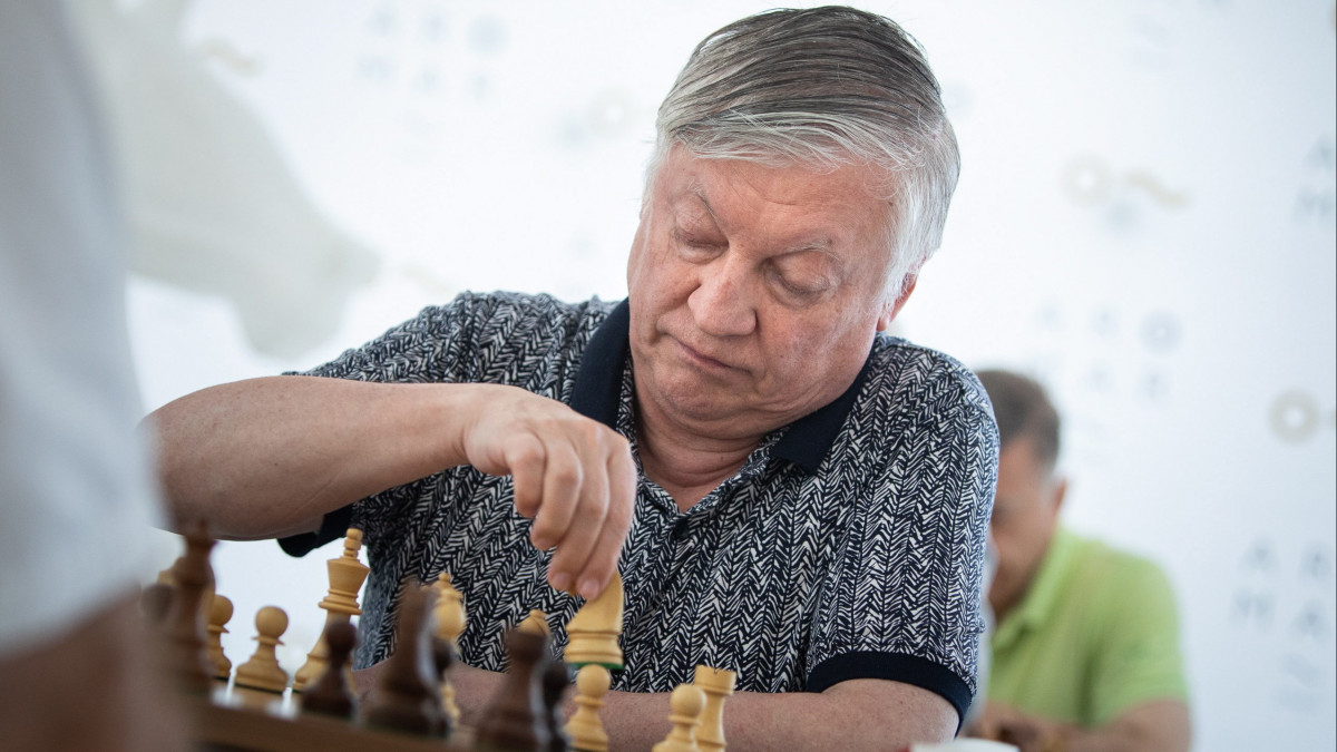 Anatolij Karpov egykori orosz sakkvilágbajnok nemzetközi sakktornán vesz részt a spanyolországi Platja dAróban 2019. június 26-án.