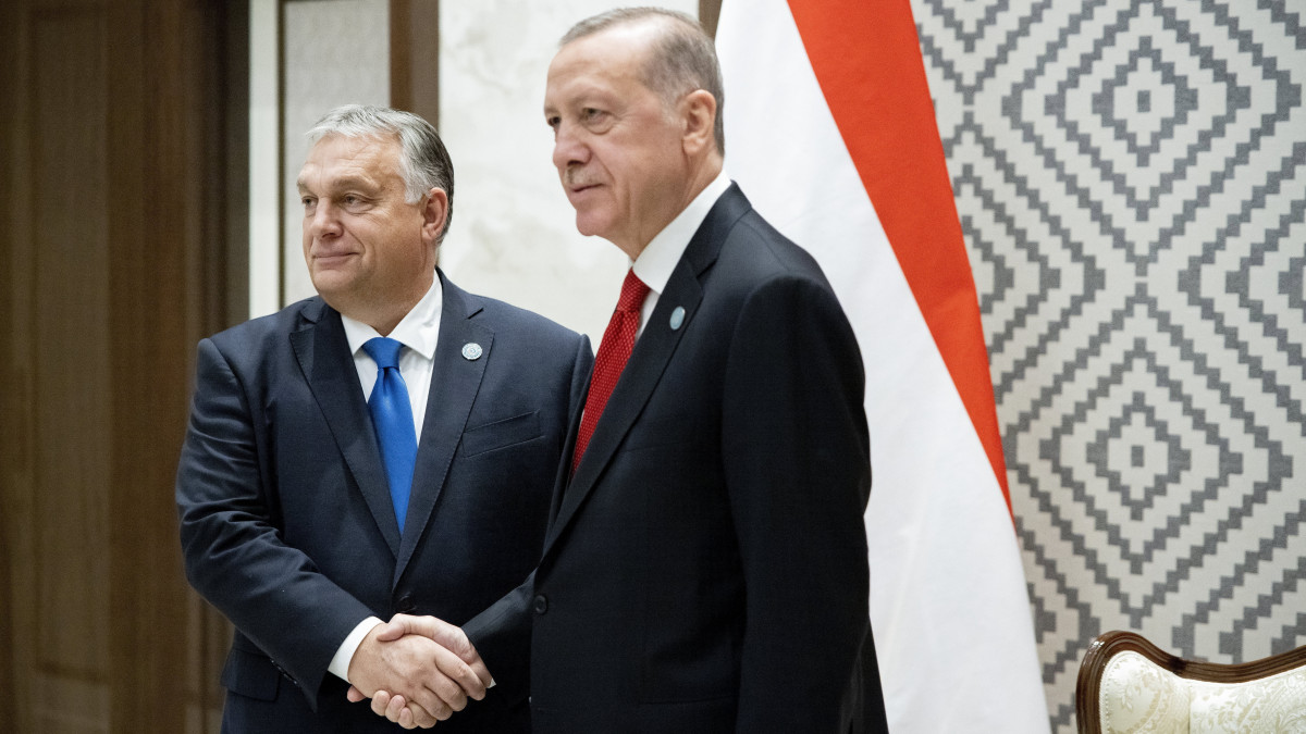 A Miniszterelnöki Sajtóiroda által közreadott képen Orbán Viktor miniszterelnök (b) és Recep Tayyip Erdogan török elnök (j) kezet fog kétoldalú megbeszélésük előtt Szamarkandban 2022. november 11-én.