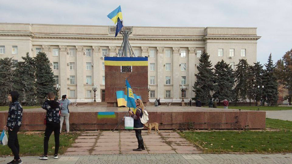 Ukrán zászlók lobognak Herszon felett