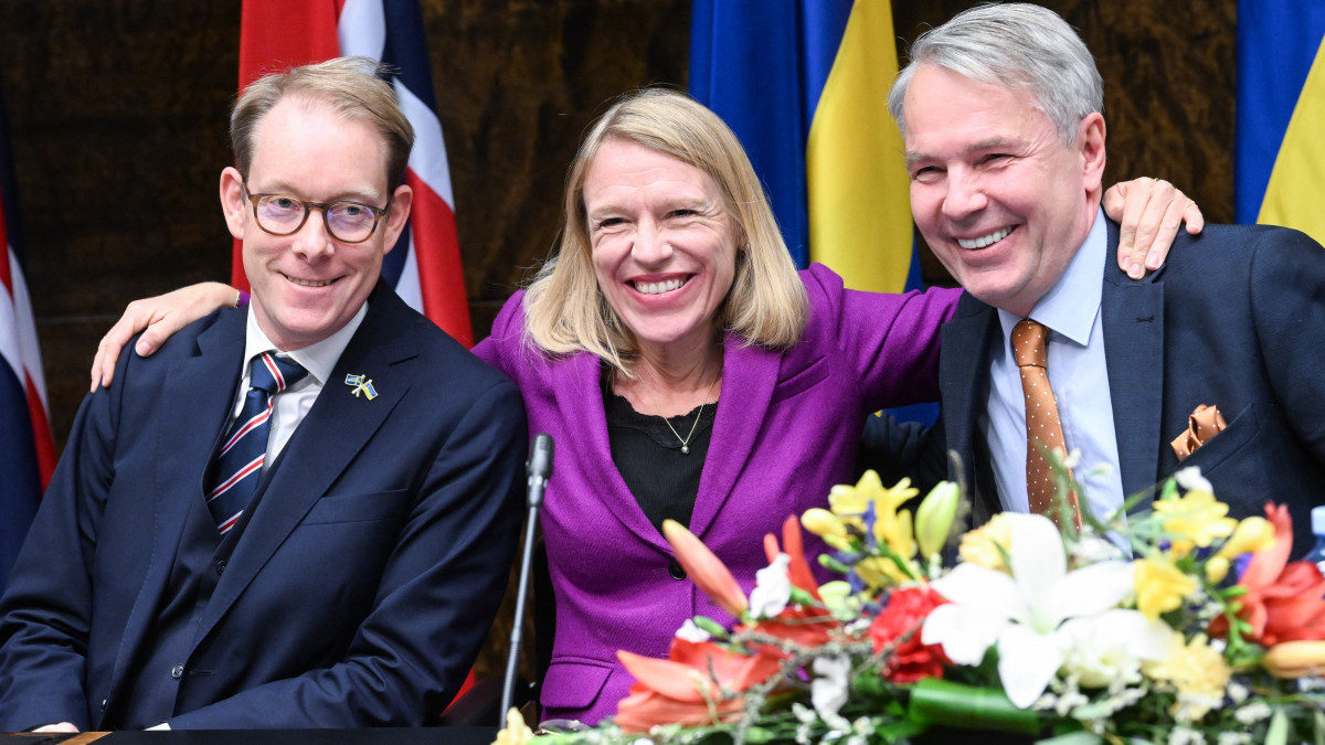 Tobias Billström svéd, Anniken Huitfeldt norvég és Pekka Haavisto finn külügyminiszter (b-j) az Északi Tanács 74. ülésszakán tartott sajtóértekezleten Helsinkiben 2022. november 2-án.