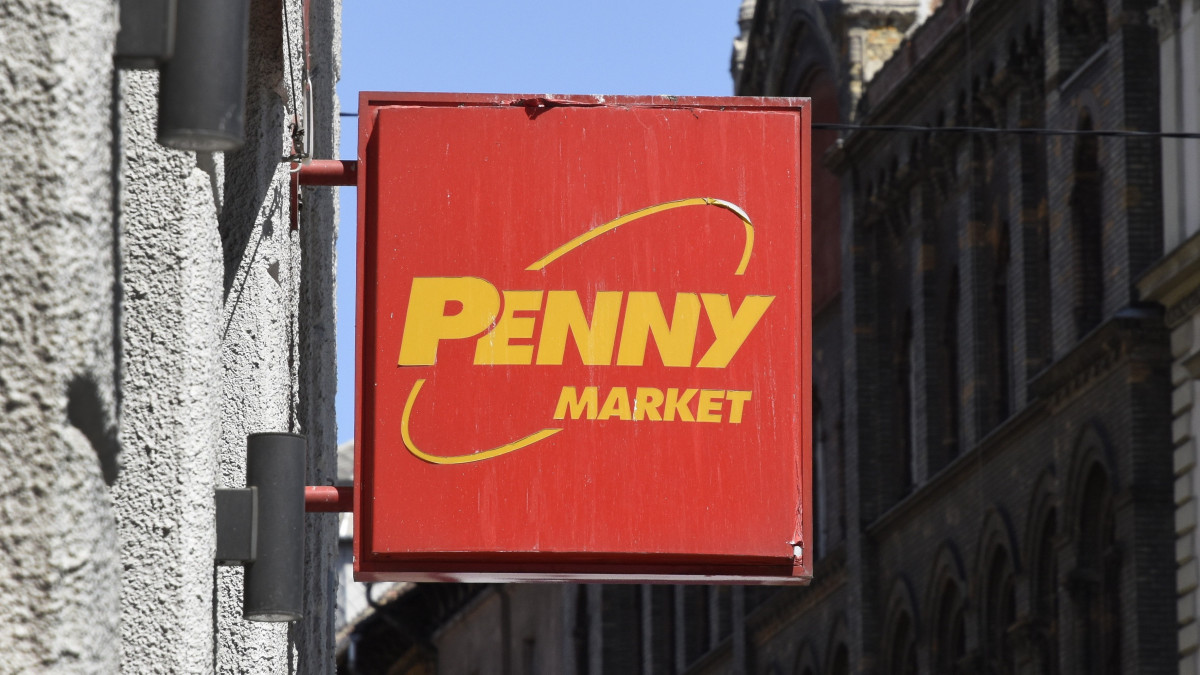 A német REWE csoporthoz tartozó Penny Market diszkontáruház-lánc - mely jelenleg mintegy 3 ezer üzletet működtet Európa-szerte - egyik fővárosi üzletének céglogója a VIII. kerületben, a Krúdy Gyula utca és József körút találkozásánál lévő épületen. A Penny Market hard-diszkont üzletlánc, ami azt jelenti, hogy számos termékkategóriában csak egy- vagy kétféle, sajátmárkás terméket tartanak, költséghatékonysági okokból. MTVA/Bizományosi: Róka László  *************************** Kedves Felhasználó!