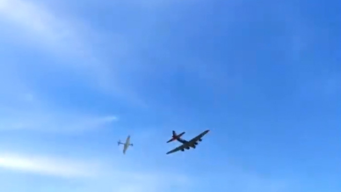 A levegőben ütközött egy világháborús nehézbombázó és egy vadászgép - videók