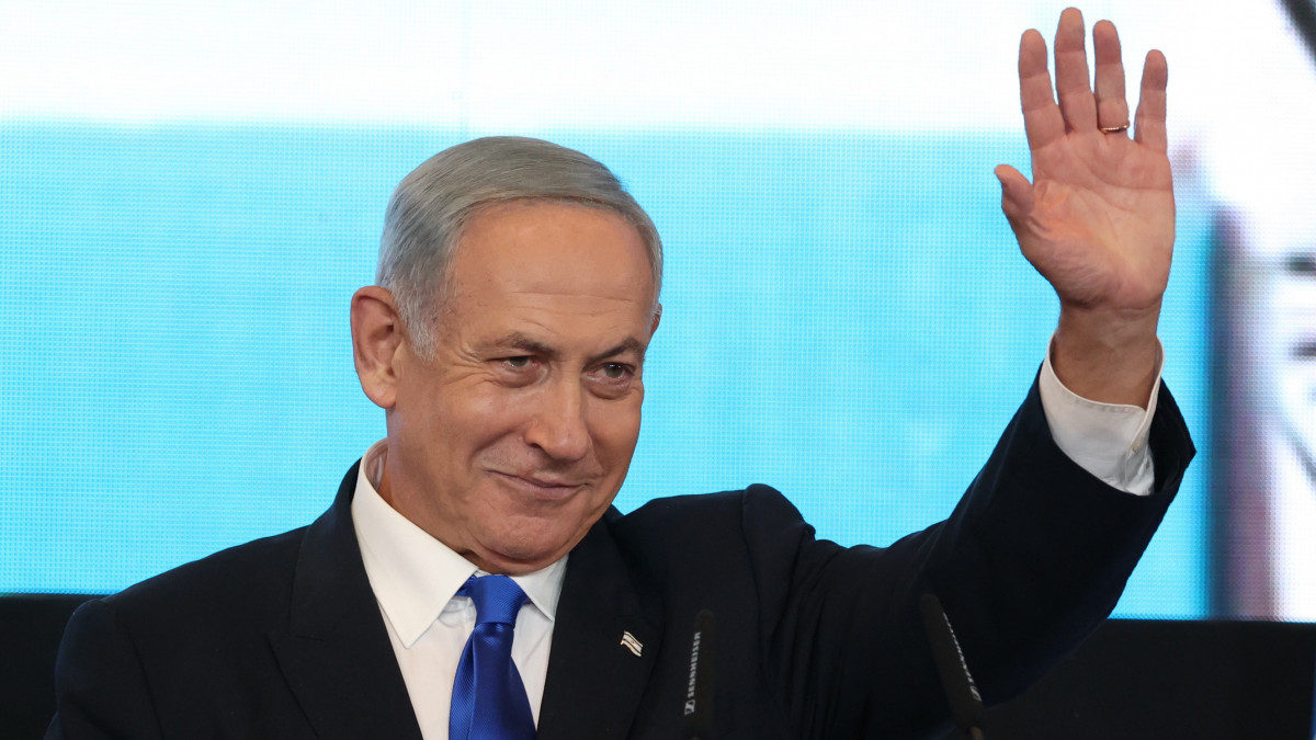 Benjámin Netanjahu volt izraeli miniszterelnök integet támogatóinak a parlamenti választások estéjén az ellenzéki Likud párt jeruzsálemi székházában 2022. november 1-jén. Az exit pollok szerint a Benjámin Netanjahu vezette jobboldali-vallásos tömb győzelmével végződött Izraelben a 3,5 éven belül ötödször tartott parlamenti választás.