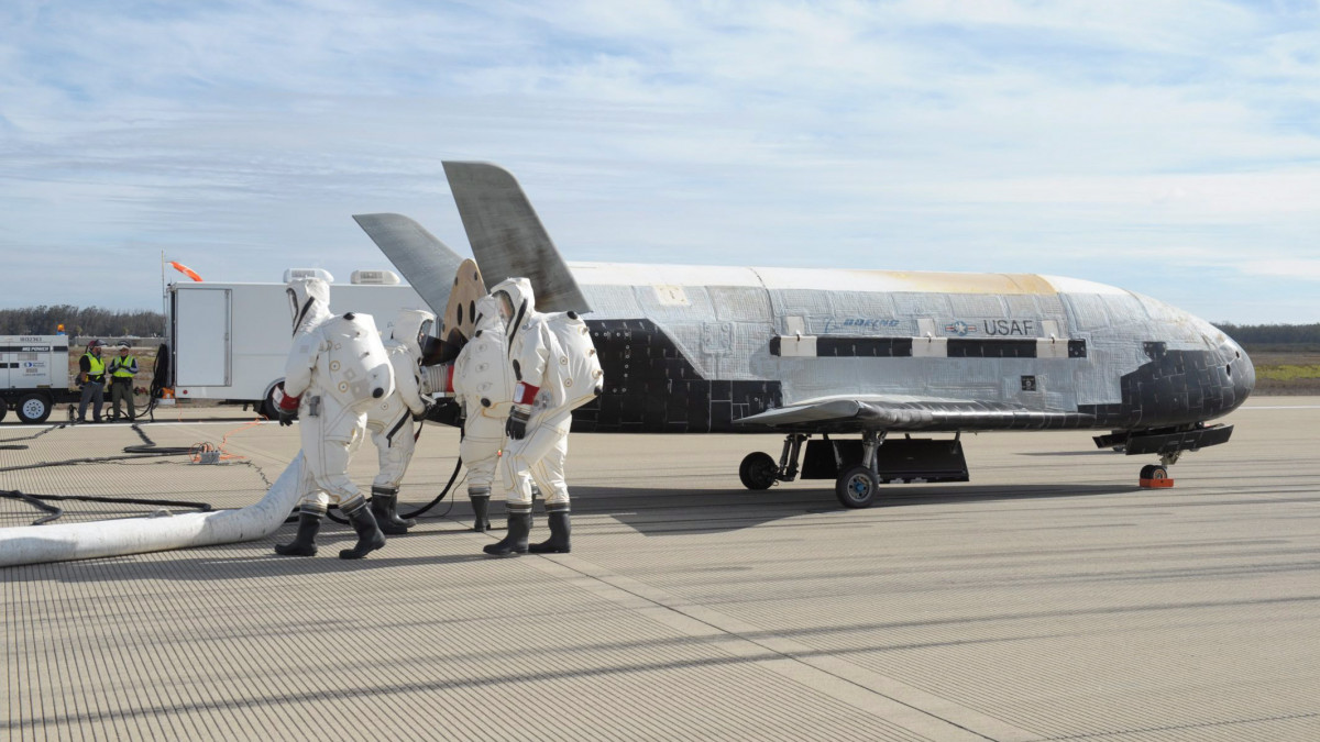 Vandenberg légitámaszpont, 2014. október 18.A Boeing által közreadott képen az amerikai cég építette X-37B kísérleti űrrepülőgép, miután sikeresen leszállt az amerikai légierő kaliforniai Vandenberg légi támaszpontján 2014. október 17-én. A személyzet nélküli orbitális űrjármű 674 napot töltött a világűrben. (MTI/EPA/Boeing/Sally Aristei)
