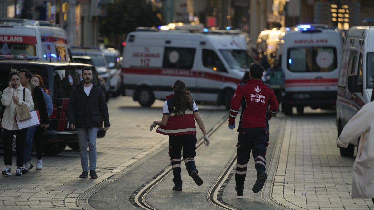 Rendőrök és mentőalakulatok tagjai dolgoznak egy robbanás helyszínén Isztambul népszerű sétálóutcájában, az Istiklalon 2022. november 13-án. A detonációnak az első vizsgálatok szerint négy halottja és 38 sebesültje van. A robbanás eredete egyelőre ismeretlen.
