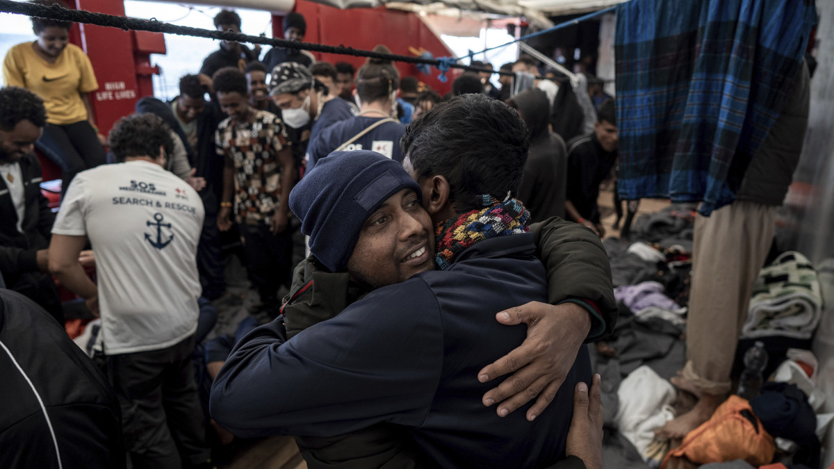 Illegális bevándorlók a migránsok Európába szállítására szakosodott SOS Mediterranee nemzetközi nem kormányzati szervezet által működtetett, most Franciaország felé tartó Ocean Viking norvég teherhajó fedélzetén, a Földközi-tengeren 2022. november 10-én, miután a francia belügyminiszter bejelentette, hogy kiköthetnek a dél-franciaországi Toulon haditengerészeti támaszpontján. Előzőleg az olasz hatóságok nem engedélyezték a hajó kikötését Szicíliában.
