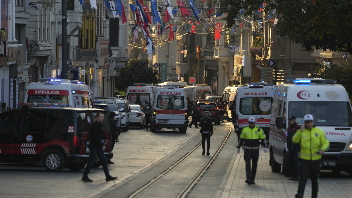 Rendőrök és mentőalakulatok tagjai dolgoznak egy robbanás helyszínén Isztambul népszerű sétálóutcájában, az Istiklalon 2022. november 13-án. A detonációnak az első vizsgálatok szerint négy halottja és 38 sebesültje van. A robbanás eredete egyelőre ismeretlen.