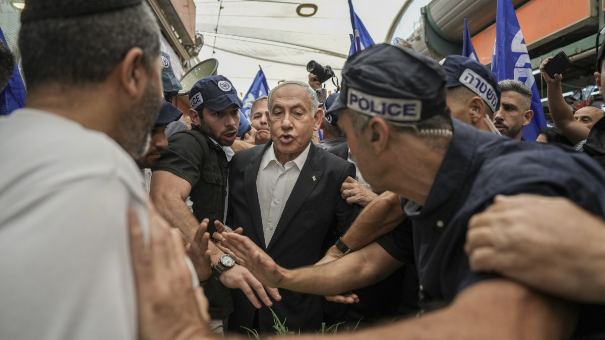 Benjámin Netanjahu volt izraeli miniszterelnök, a Likud párt elnöke (k) támogatóinak gyűrűjében a tel-avivi HaTikva piacon 2022. október 28-án. Izraelben november 1-jén tartanak parlamenti választást, amely 3,5 éven belül az ötödik lesz.