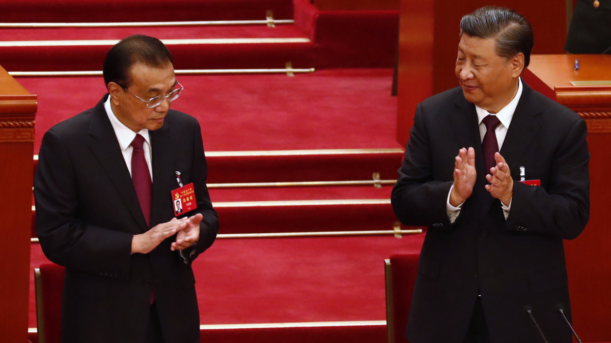Hszi Csin-ping kínai elnök, a Kínai Kommunista Párt Központi Bizottságának főtitkára (j) és Li Ko-csiang kínai miniszterelnök a KKP  20. kongresszusának záróülésén a pekingi Nagy Népi Csarnokban 2022. október 22-én.