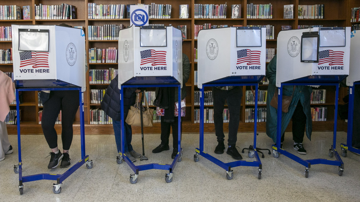 Szavazók az amerikai félidős kongresszusi választásokon New Yorkban, a Közép-brooklyni Közkönyvtárban 2022. november 8-án.