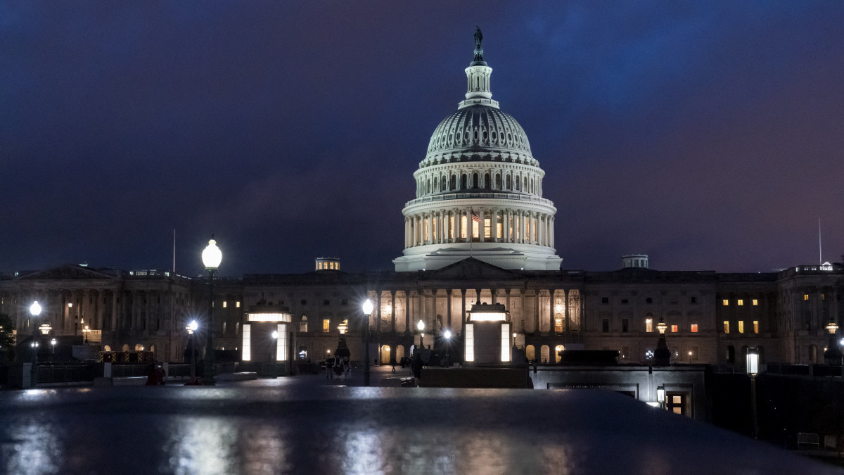 Az amerikai törvényhozás, a kongresszus washingtoni épülete, a Capitolium a félidős kongresszusi választások után három nappal, 2022. november 11-én.