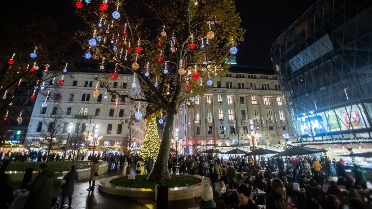 A Budapesti Adventi és Karácsonyi Vásár a belvárosi Vörösmarty téren 2021. november 28-án.