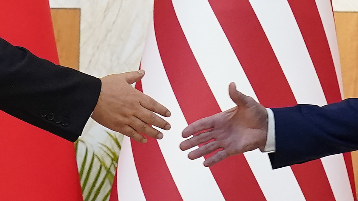 Hszi Csin-ping kínai (b) és Joe Biden amerikai elnök kézfogása a kétoldalú találkozóján, a világ 19 legfejlettebb gazdaságú és vezető feltörekvő országát, valamint az Európai Uniót tömörítő húszas csoport, a G20 csúcstalálkozója előtt az indonéziai Bali szigetén fekvő Nusa Dua luxusüdülőhelyen 2022. november 14-én.